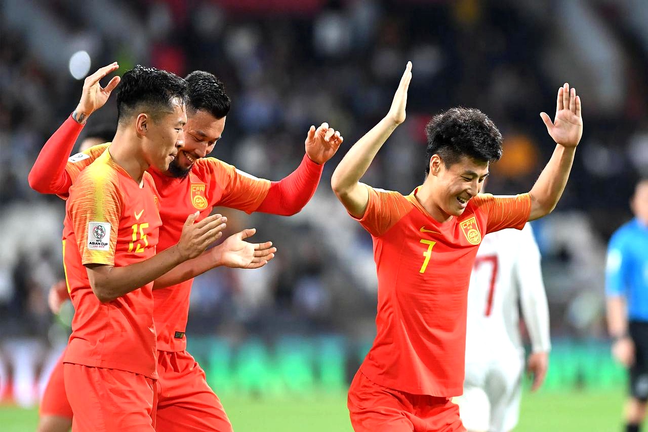 关于中超联赛球员们顽强作战，不畏困难迎接挑战的信息