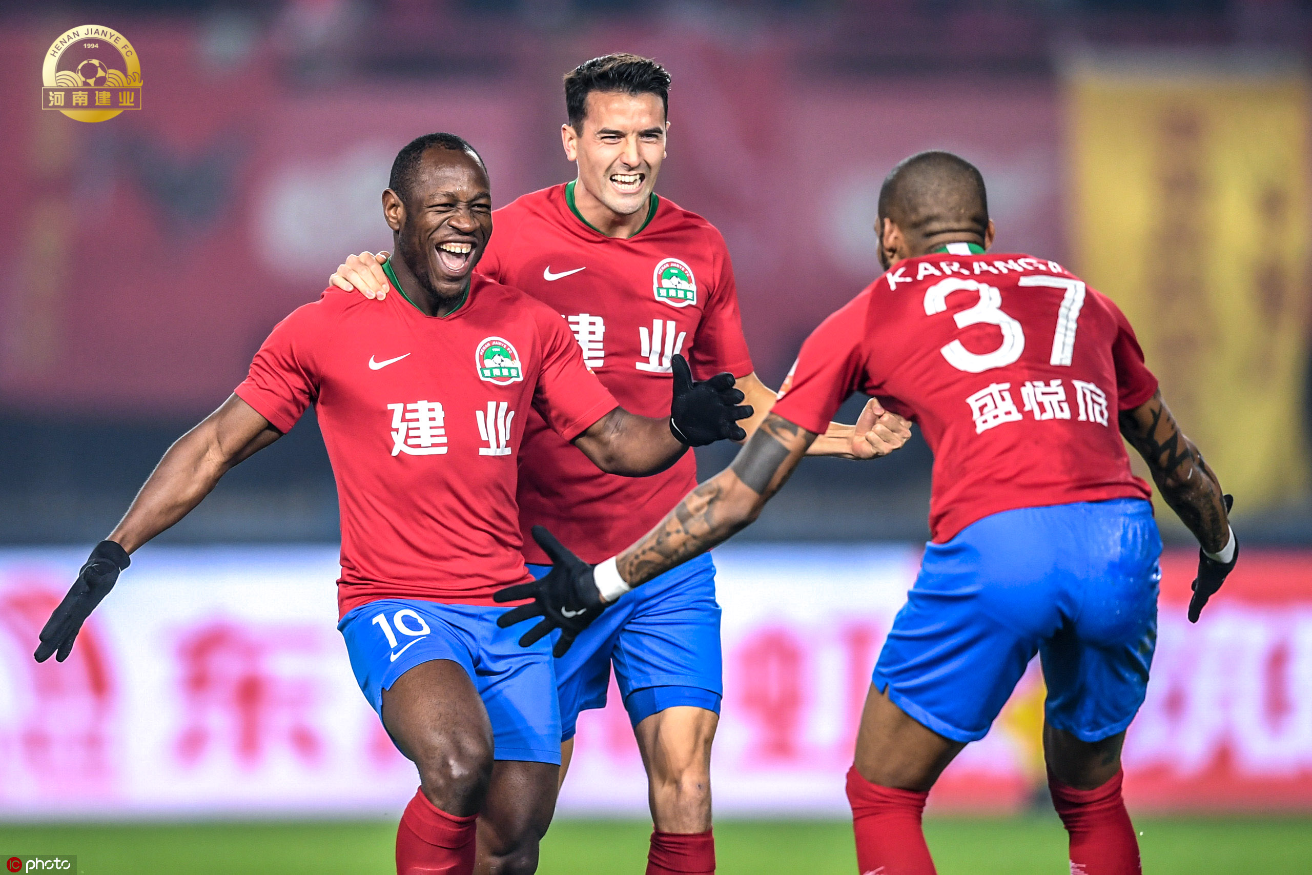 包含河南建业队在主场拼尽全力，经过激烈角逐赢得胜利的词条