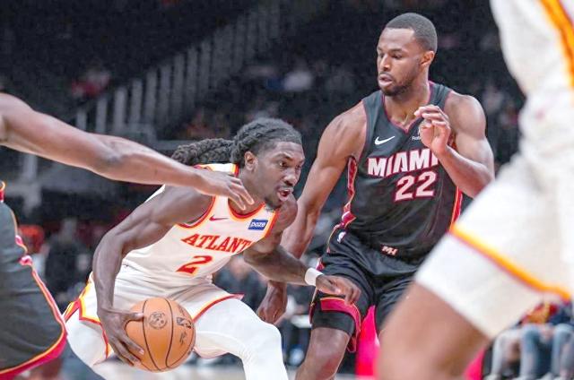 热火队战胜老鹰队,球员庆祝狂欢拥抱的简单介绍 热火队战胜老鹰队,球员庆祝狂欢拥抱的简单介绍