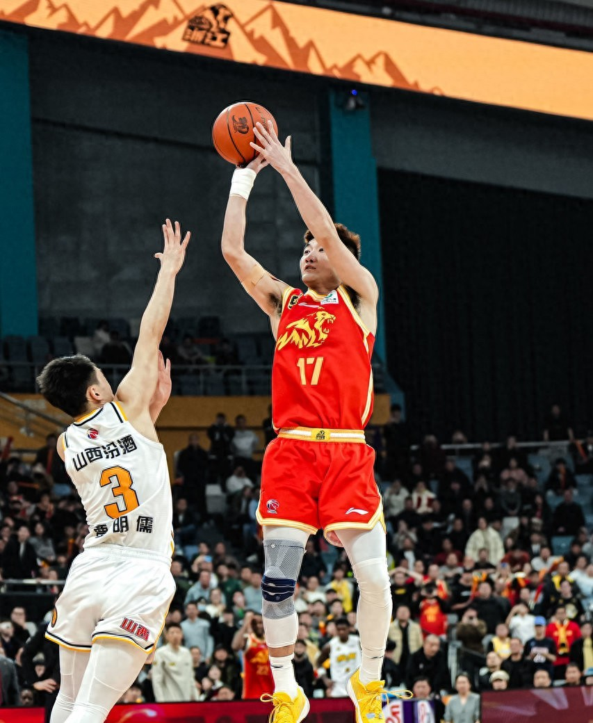 包含球队距离季后赛仅一步之遥，备战关键战役的词条