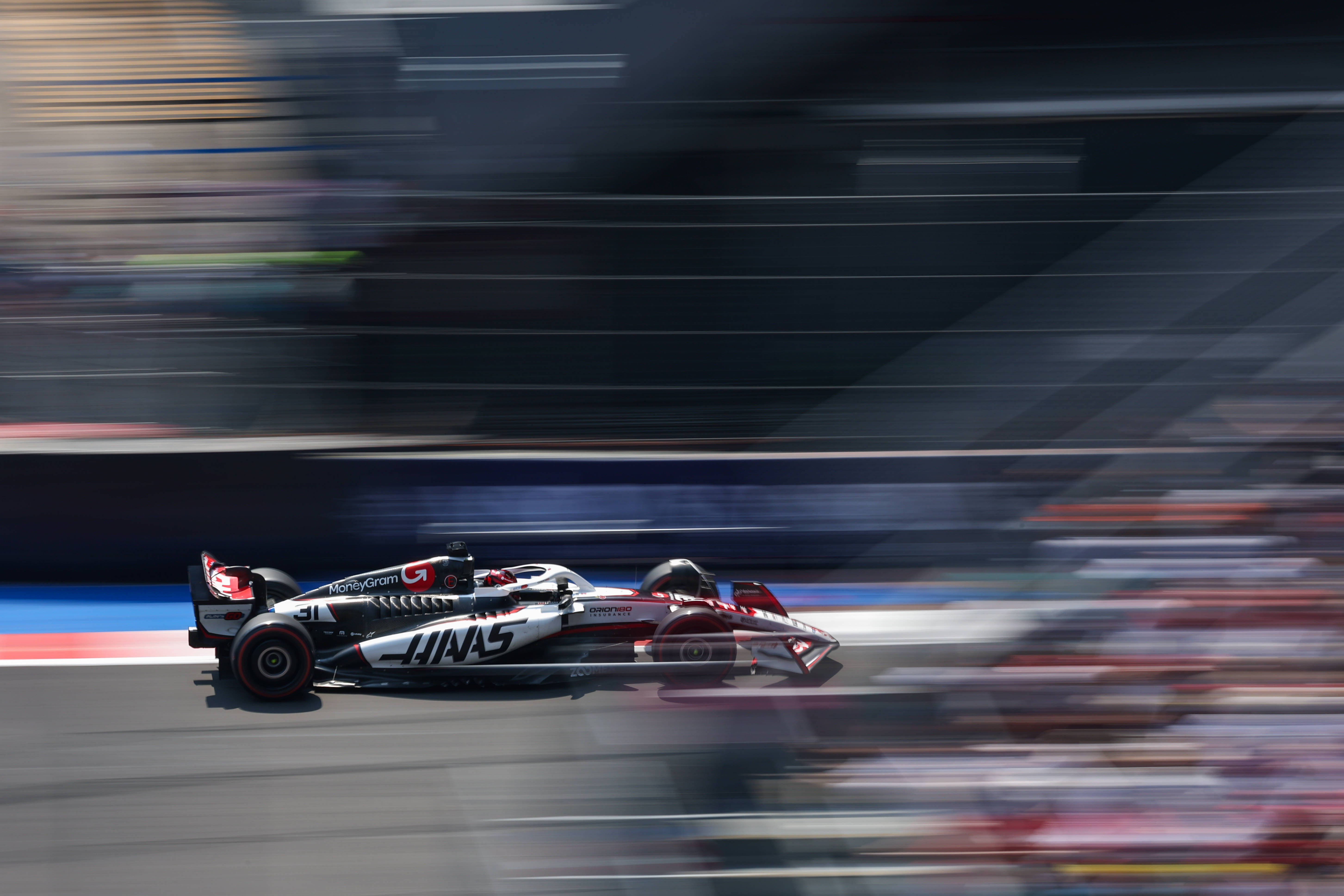 哈斯车队鏖战梅赛德斯，塞恩斯带队取胜的简单介绍