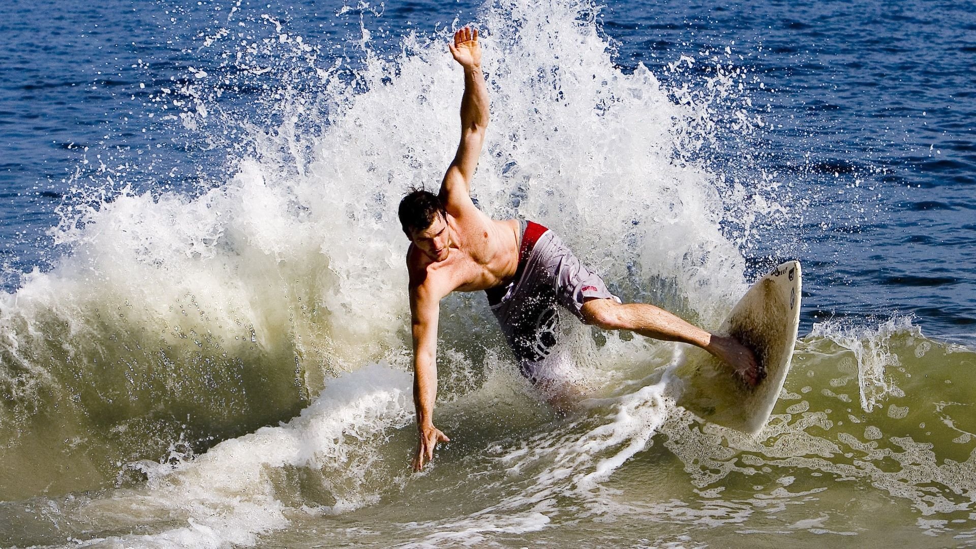 赛道新星闪耀，皮亚斯特里高光表现助迈凯伦轻取哈斯车队